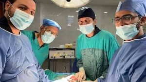 كان يعاني من انسداد.. فريق طبي ينجح في زرع مرئ لطفل بأسيوط