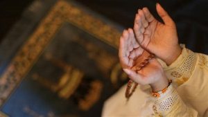 كيفية الحفظ من البلاء المفاجئ.. عالم أزهري: بذكر واحد