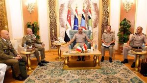 رئيس الأركان يبحث مع قائد القوات البرية مجالات التعاون العسكري المشترك