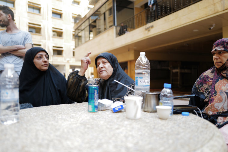 سكان يتجمعون بعد غارة جوية إسرائيلية على وسط بيروت يوم الاثنين. 