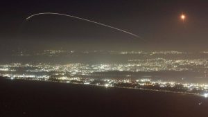 وتقول إسرائيل إن حزب الله أطلق نحو 230 صاروخا من لبنان يوم الخميس