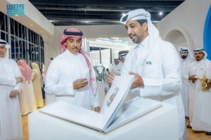 وزير الإعلام يشيد بالتنوع الثقافي في معرض الرياض الدولي للكتاب 2024