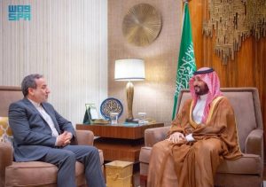 ولي العهد السعودي يلتقي وزير الخارجية الإيراني في الرياض
