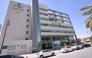 القبض على سعودية وعربية في حائل بتهمة مزاولة مهنة الطب بشكل غير قانوني