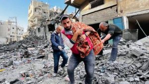 قال مسؤول في الجيش الإسرائيلي إن غارة إسرائيلية قاتلة استهدفت “مراقبا” على سطح مبنى في بيت لاهيا