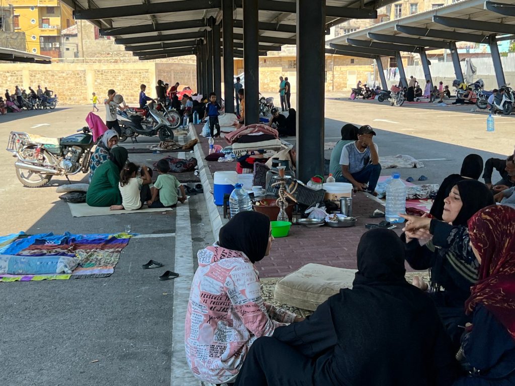 امتلاء 900 مركز إيواء للنازحين في لبنان وإسرائيل تقصف معبرا حدوديا