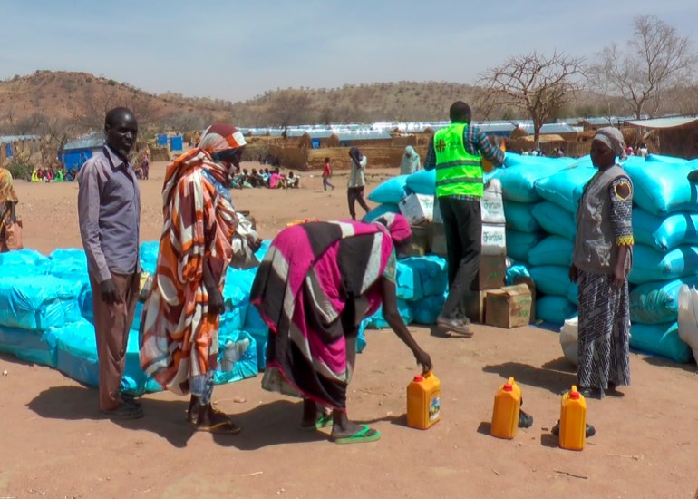 لاجئون سودانيون يقفون حول المساعدات الغذائية في مخيم ميتشي، تشاد