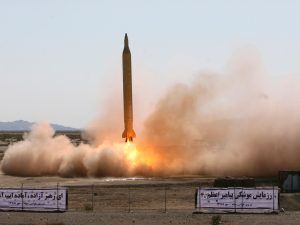 مدونون يتساءلون: هل يفتح القصف الإيراني على إسرائيل حربا فعلية بين الطرفين؟