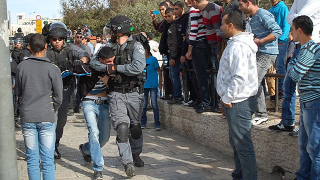 القدس.. مصادرة أراضٍ واعتقالات تطال عمالا وصحفييْن