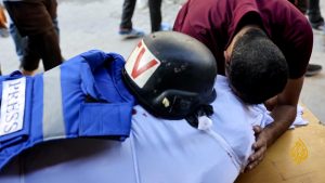 نشطاء بعد إصابة مصور الجزيرة بغزة: جريمة إسرائيلية هدفها إسكات الشهود