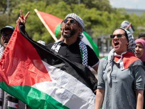 استطلاع: ترامب وهاريس متعادلان في “ولاية العرب” الحاسمة