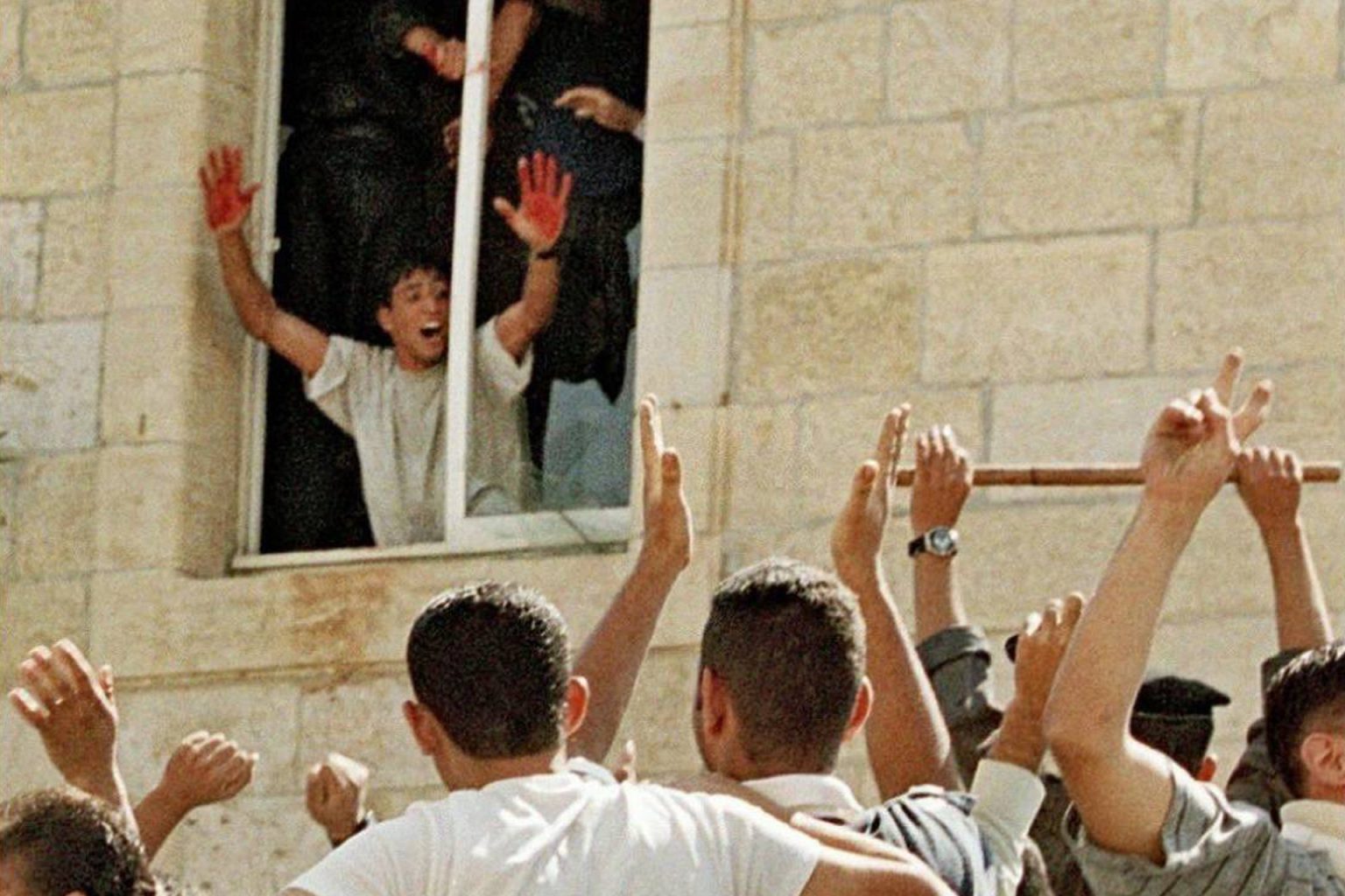 استشهاد عبد العزيز صالحة صاحب أشهر صورة بالانتفاضة الفلسطينية الثانية