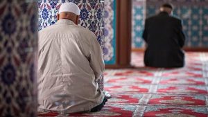 حكم قطع صلاة الفرض لأمر مهم .. جائزة في هذه الحالات