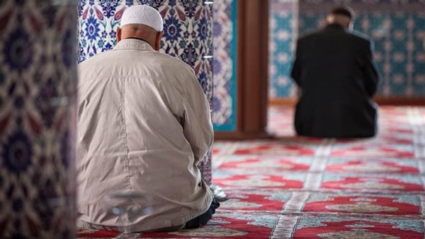 حكم قطع صلاة الفرض لأمر مهم .. جائزة في هذه الحالات