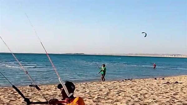 تطير على سطح البحر.. الكايت سيرف تجذب السياح لشواطئ رأس سدر