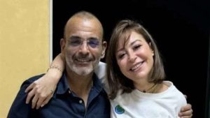 منة شلبي تقرأ سيناريو فيلم جديد من داخل المستشفى .. إيه الحكاية؟