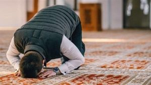 هل تأخير صلاة المغرب قبل العشاء بربع ساعة بدون عذر حرام؟.. احذره