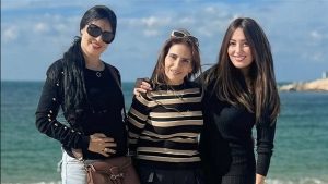 أحدث ظهور للفنانة نرمين الفقي برفقة صديقاتها من أمام البحر