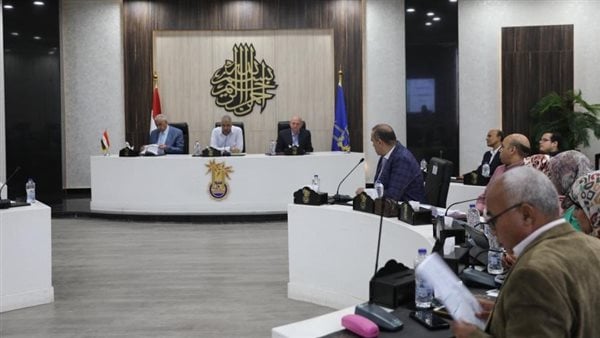 محافظ أسوان: لن نسمح بأي مبررات حال التقصير في إنجاز مشروعات حياة كريمة