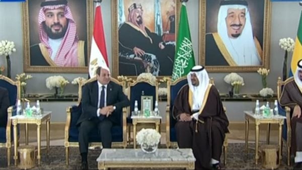 وصول الرئيس السيسي للسعودية للمشاركة في القمة العربية الإسلامية غير العادية.. فيديو