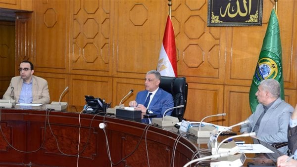 محافظة الإسماعيلية تبحث الاستعانة بالأتوبيسات الخضراء
