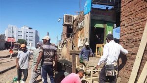 أسوان .. إزالة الإشغالات وغلق المنافذ العشوائية بسور السكك الحديدية بمحطة الشيخ هارون