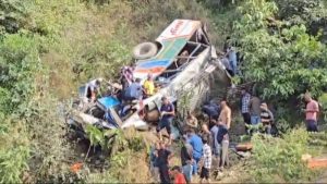 لقي ما لا يقل عن 36 شخصًا حتفهم بعد سقوط حافلة في وادٍ بالهند