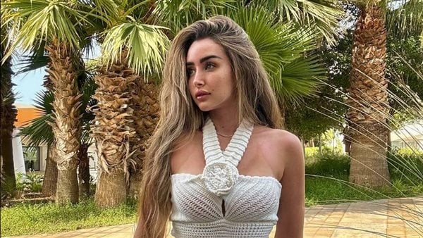 شاهد.. هنا الزاهد تتالق في إطلالة جريئة