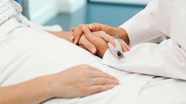 حكم صلاة المريض العاجز عن استقبال القبلة .. دار الإفتاء تجيب