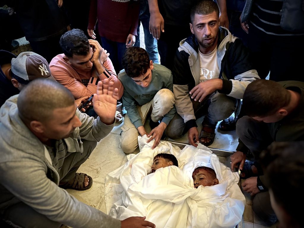 قصف عنيف شمال غزة وحصيلة العدوان 1800 شهيد خلال شهر