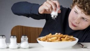 ما الوقت المناسب لوضع الملح على الطعام؟.. احذر ارتكاب هذا الخطأ