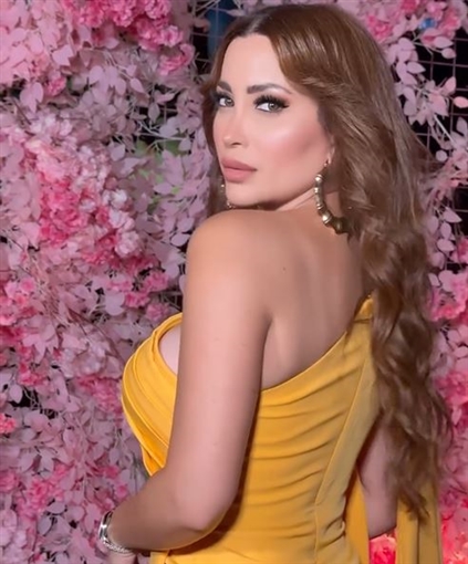 تركت نسرين طافش شعرها ينسجل مموجا على كتفها