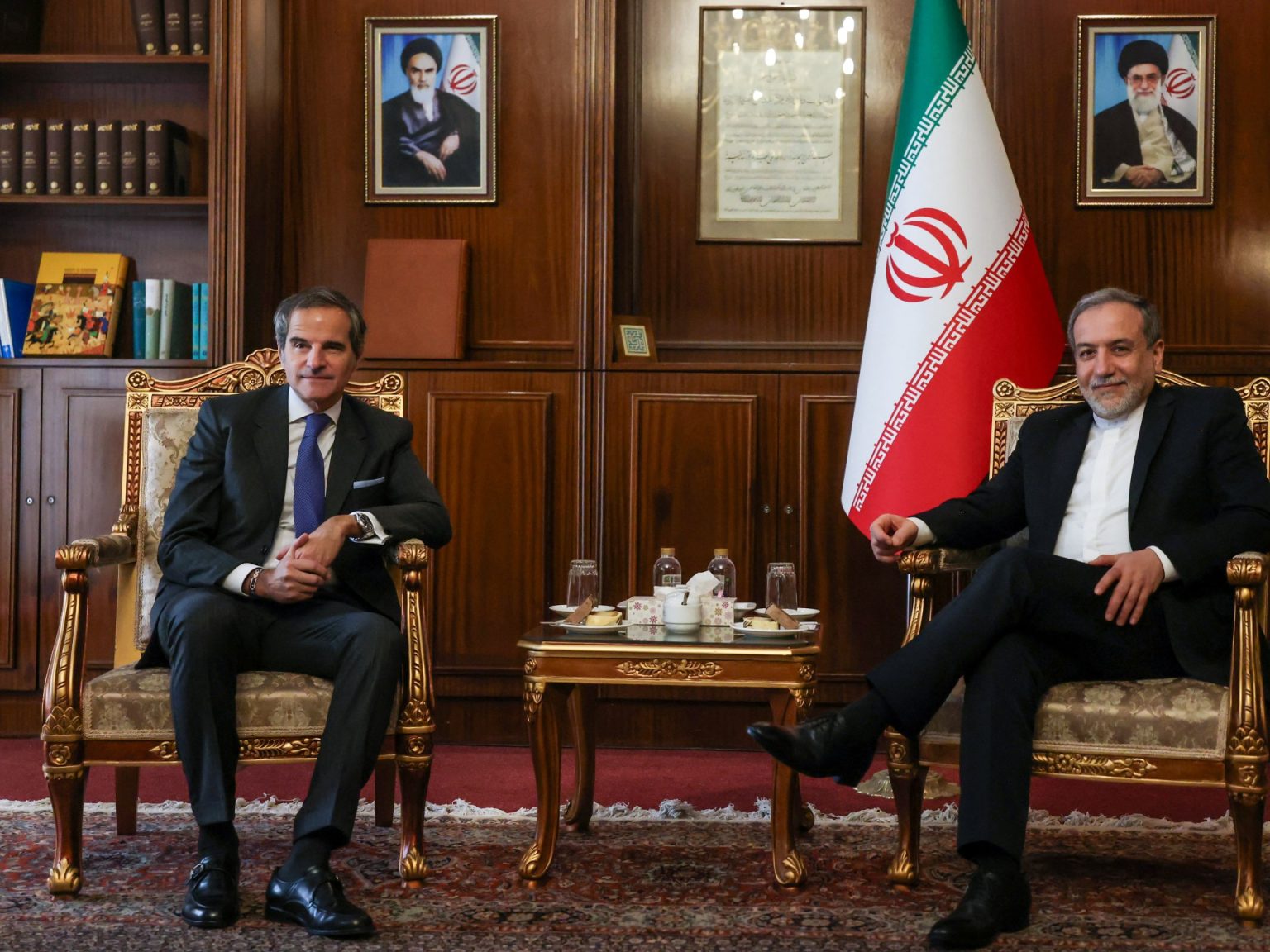 وكالة الطاقة الدولية تتهم إيران بعدم الامتثال وطهران ترد بإجراءات مضادة