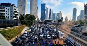 عائلات المحتجزين بغزة تغلق شارعا بتل أبيب وتتهم نتنياهو بعرقلة صفقة التبادل