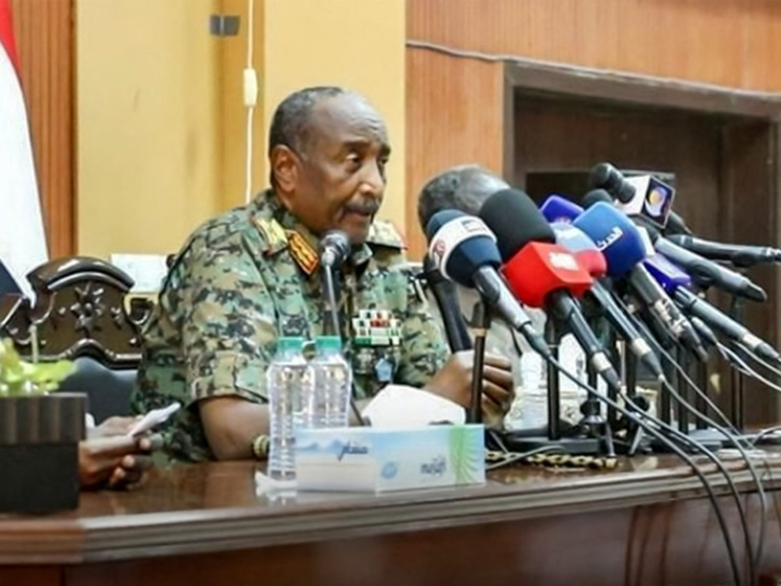 البرهان يقيل وزراء الخارجية والإعلام والأوقاف