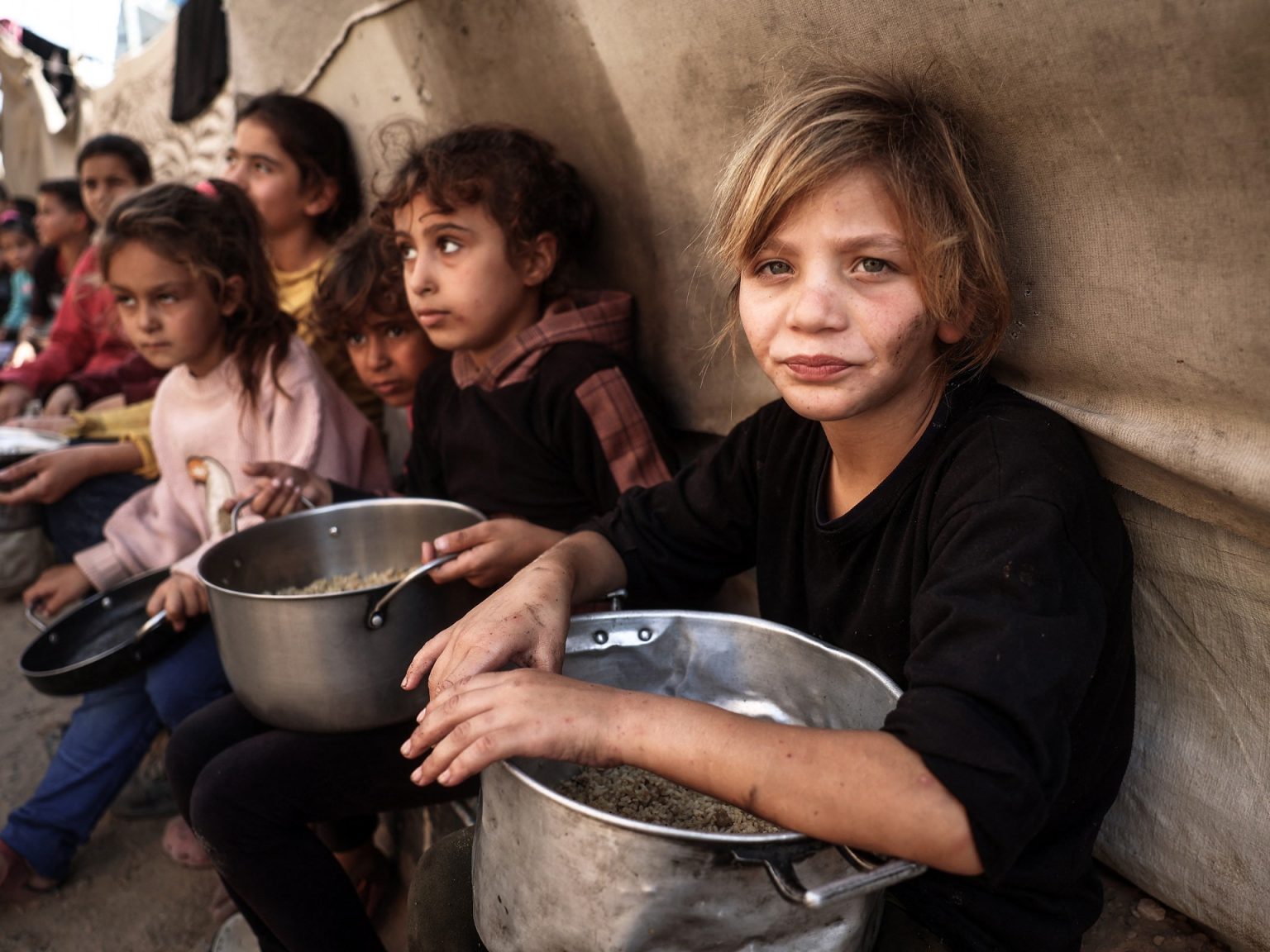 كيف تجوّع إسرائيل أهالي غزة وتهجّرهم؟