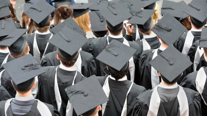 تحتاج الجامعات التي تواجه تحديات إلى ما هو أكثر من مجرد ذوبان الرسوم الدراسية في المملكة المتحدة