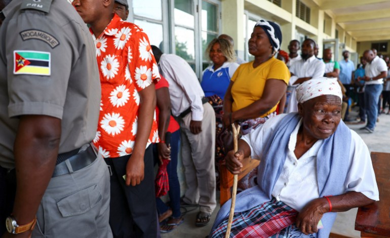 Locals wait to vote during the general elections at Inhambane, in southern Mozambique, October 9, 2024. REUTERS/Siphiwe Sibeko