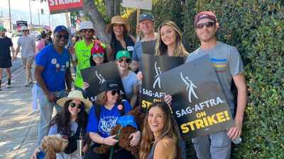 كيفن ماكيد وصديقته دانييل سافر يتحدان مع شوندالاند كوستارز في SAG-AFTRA Picket Line