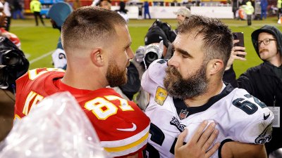 Travis Kelce Jason Kelce احتضان بعد خسارة كرة القدم ليلة الاثنين