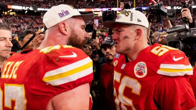 ميزة Travis Kelce Shoves زميلها جورج كارلفس بعد أن ضرب على Kadarius Toney في معسكر التدريب