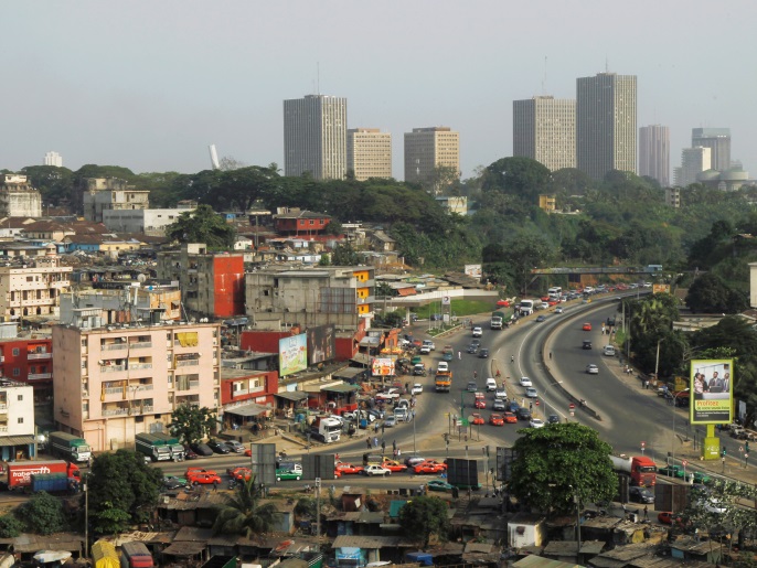 Buildings in the business district Plateau are seen behind the village of Attiekoube in Abidjan, Ivory Coast February 23, 2017. Picture taken February 23, 2017. REUTERS/Luc Gnago