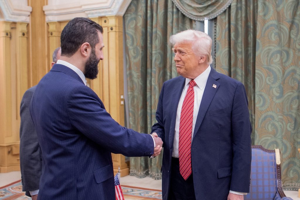 نقطة تحول أم إجراء مؤقت؟ قرار ترامب برفع العقوبات يثير التساؤلات بسوريا