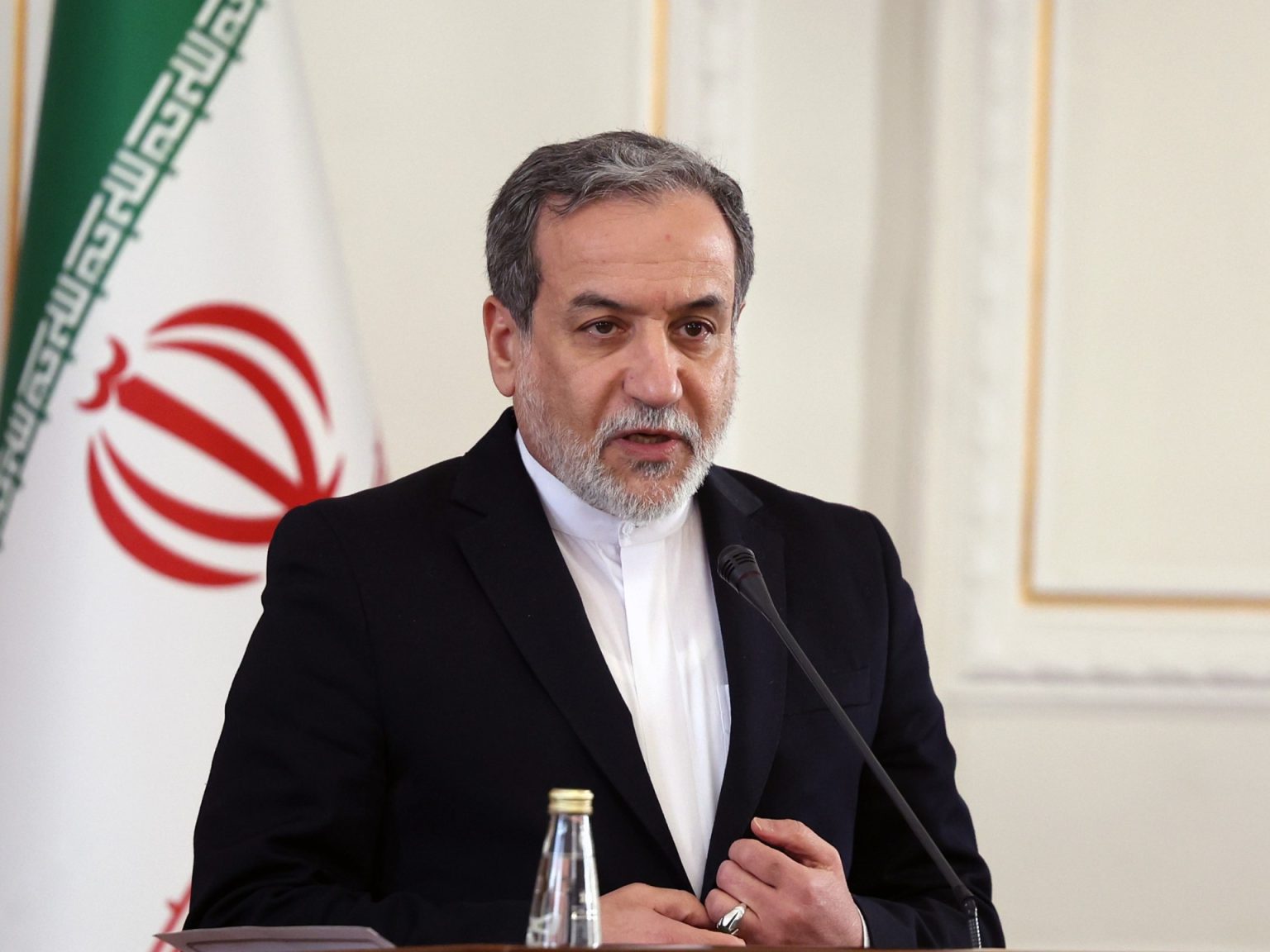 عراقجي يتباحث مع وكالة الطاقة الذرية ويحذر من أي تحرك أوروبي