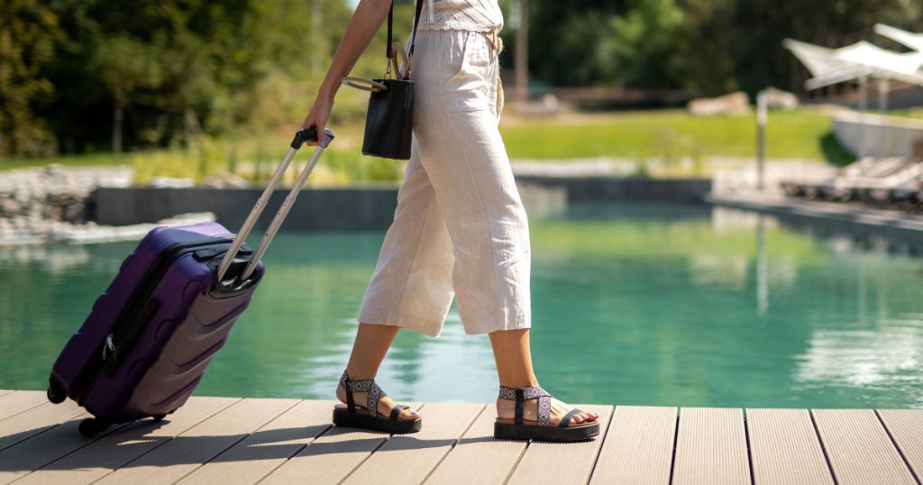 13 صندل جاهز للعطلات يمكن أن يتعامل مع جولة المشي دون تفكيك قدميك