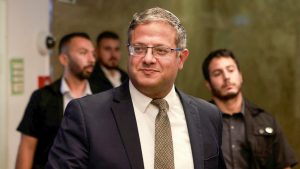 وزير الأمن القومي الإسرائيلي إيتامار بن غفير يتعلم عن ثقافة السلاح الأمريكية