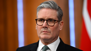 تعرض رئيس الوزراء البريطاني لانتقادات بسبب ترحيبه بعودة الناشط المفرج عنه بسبب منشورات مثيرة للجدل