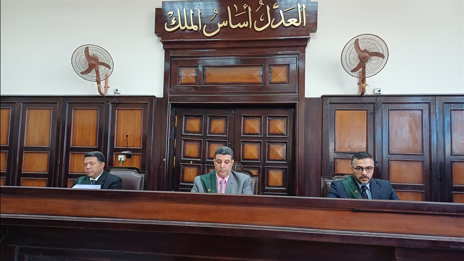 مواد مخدرة وحيازة أسلحة.. جنايات أسيوط تعاقب 3 أشقاء ونجل شقيقهم بأحكام رادعة