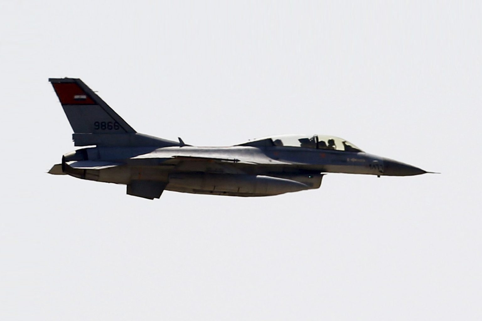 الجيش المصري: مقتل طاقم طائرة تدريب إثر سقوطها بسبب عطل فني