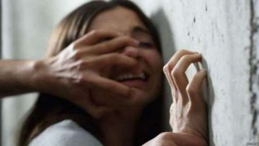 أوهمها بلمة الأصدقاء.. رجل أعمال ينتهك جسد سيدة تحت تهديد السلاح